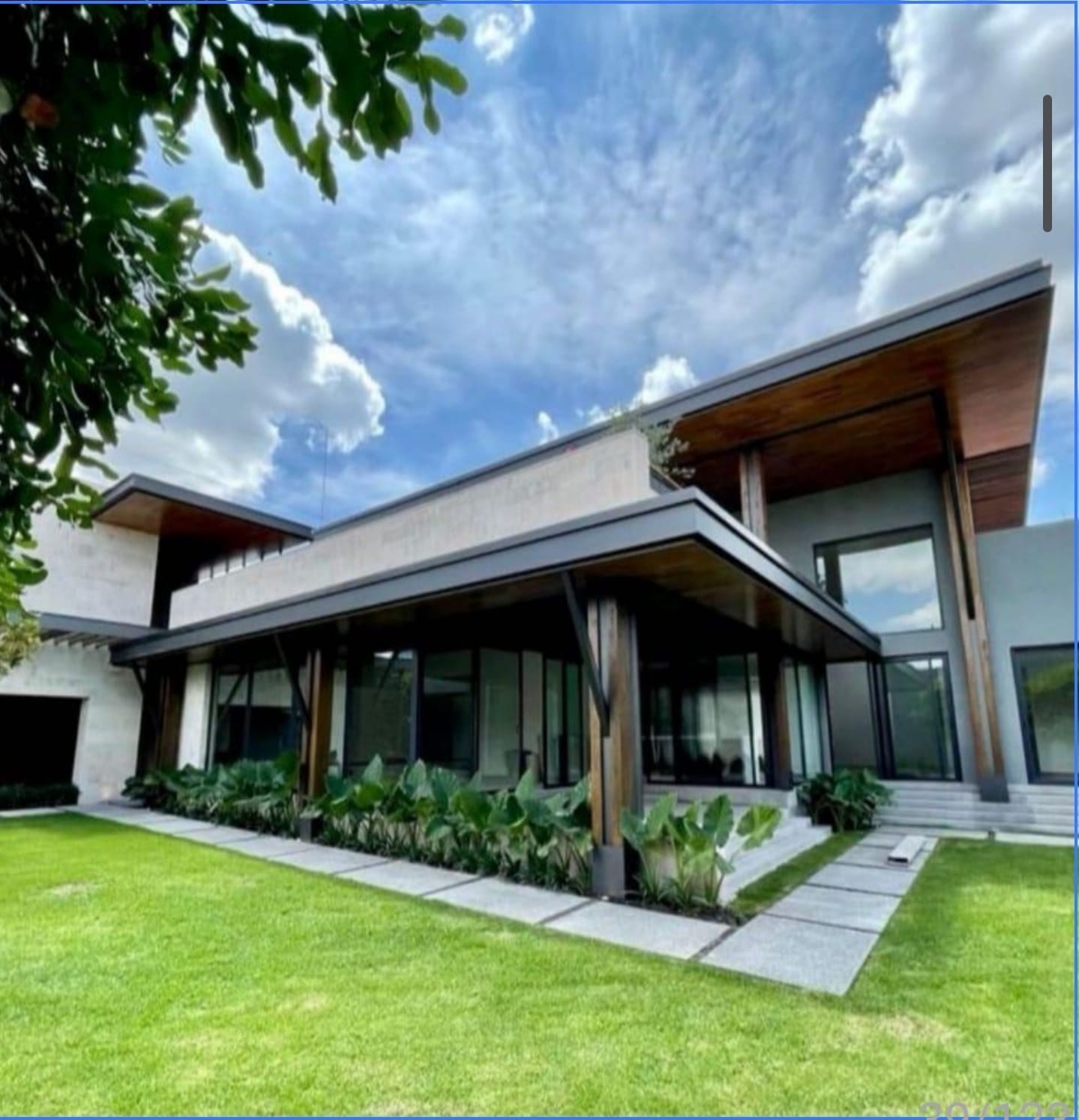 Residencia contemporánea con ventanales de PVC