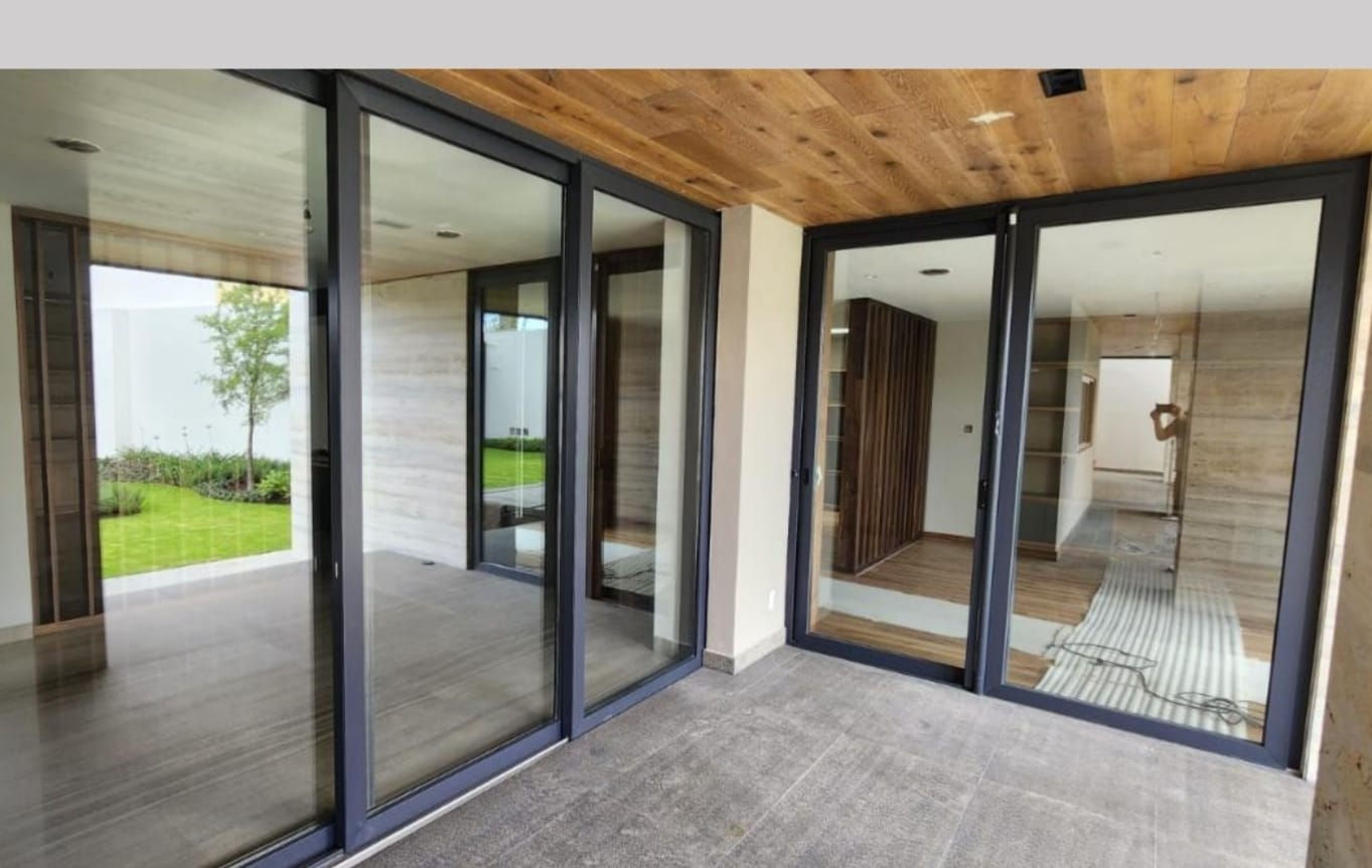 Puertas corredizas de PVC en terraza con techo de madera
