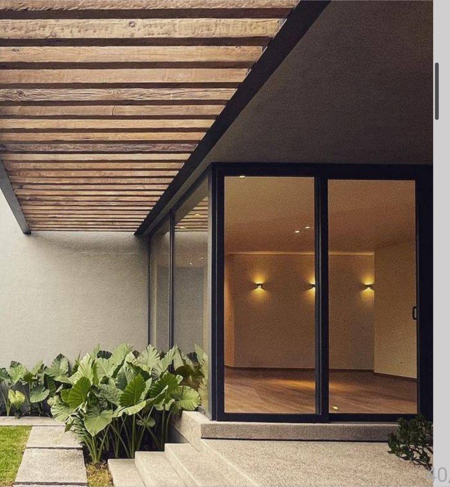 Acceso de PVC con cristal en fachada moderna